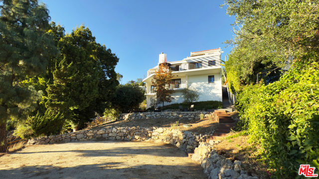 26533 Ocean View Drive, Malibu CA: https://media.crmls.org/mediaz/d1243830-1bcf-4129-8bcc-d4b78bef576f.jpg