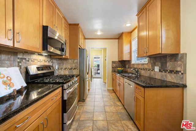 6611 Gerald Avenue, Lake Balboa CA: https://media.crmls.org/mediaz/d1245bf6-aa09-4d3b-b9bd-c61f1399937d.jpg