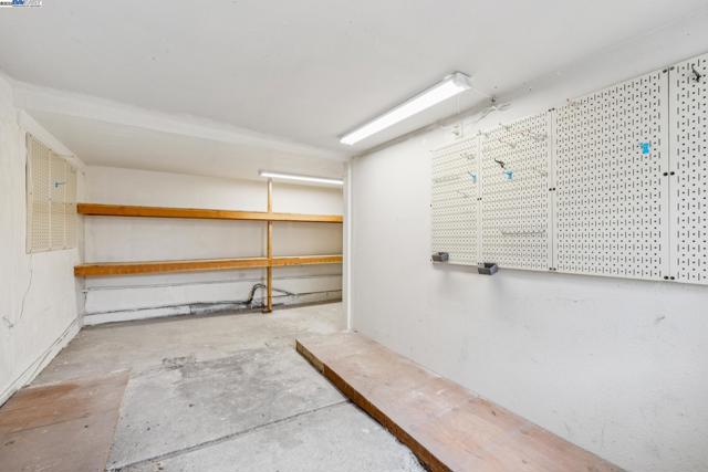 545 Central Ave, Alameda CA: https://media.crmls.org/mediaz/d1246636-2029-427c-ab7b-4e7b3a70be3f.jpg