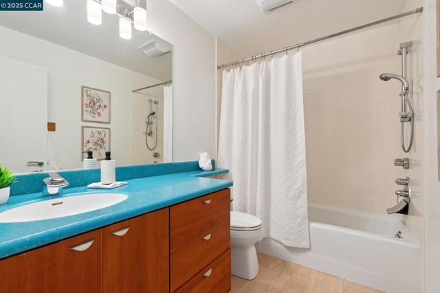 127 Devin Dr, Moraga CA: https://media.crmls.org/mediaz/d12731c5-87a6-47c1-8ecb-12f470ffa0d1.jpg