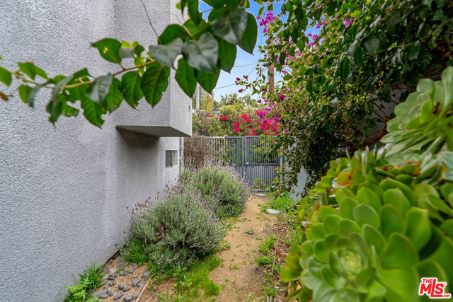 2131 Griffith Park Boulevard, Los Angeles CA: https://media.crmls.org/mediaz/d1276e85-038a-4b9c-955e-55bf0423e0f0.jpg