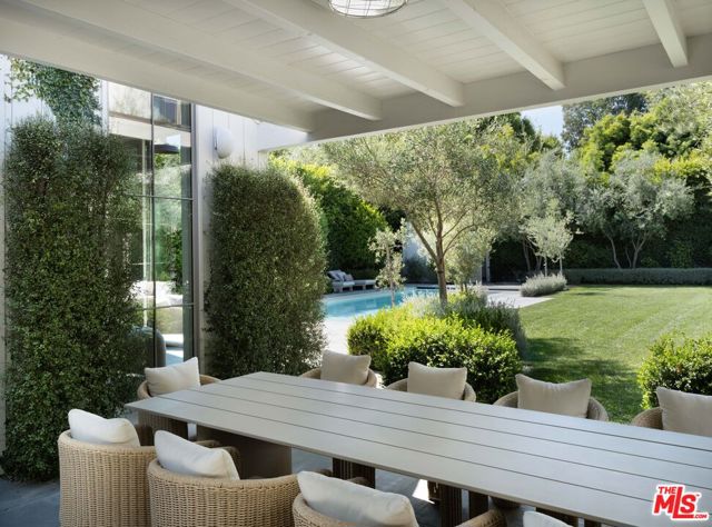 127 S Burlingame Avenue, Los Angeles CA: https://media.crmls.org/mediaz/d1279323-3b53-42c3-95c0-5aaf6cb4914c.jpg