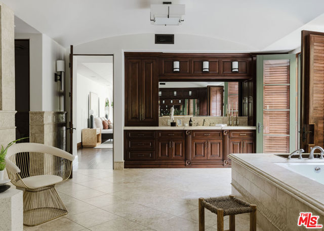 9301 Cherokee Lane, Beverly Hills CA: https://media.crmls.org/mediaz/d127dbd3-ef2d-4490-8049-dc26da167b08.jpg
