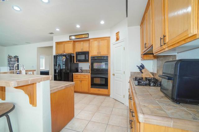 5018 Southport Ct, Antioch CA: https://media.crmls.org/mediaz/d12863c4-660d-4f67-951b-79ae27b2d4c2.jpg