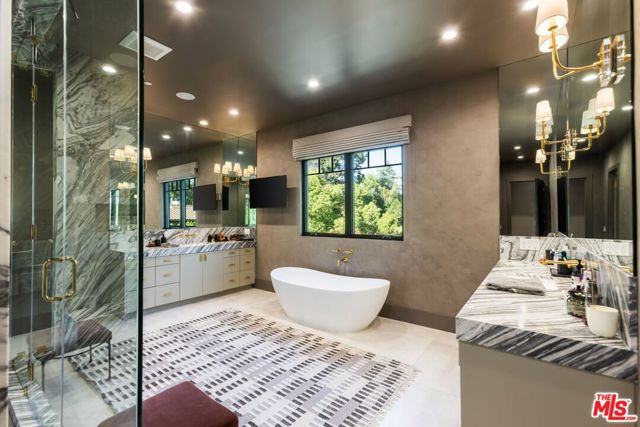 5084 Valjean Avenue, Encino CA: https://media.crmls.org/mediaz/d1296b0a-9dc0-4dd6-85be-7e2d30a19b49.jpg