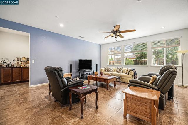4637 Appleglen St, Antioch CA: https://media.crmls.org/mediaz/d129ad61-9ff2-4fcf-ab61-0d2480a5753c.jpg