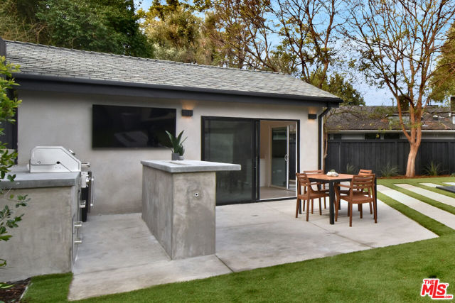 4512 Libbit Avenue, Encino CA: https://media.crmls.org/mediaz/d12a0d80-0c68-440c-8a32-e57aae76b97f.jpg