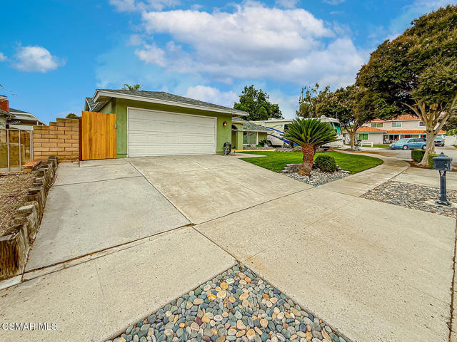 2439 N Lita Place, Simi Valley CA: https://media.crmls.org/mediaz/d12ad01e-c2f0-4633-a8bf-ff741768447e.jpg