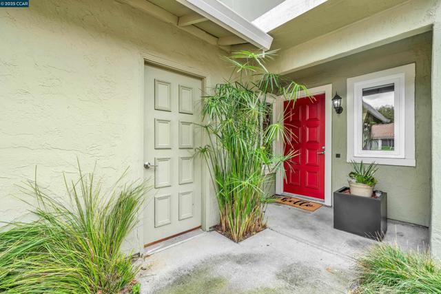 31 Turtle Creek Street, Oakland CA: https://media.crmls.org/mediaz/d12cff7a-1ffb-4247-8472-412d7f6aaf38.jpg