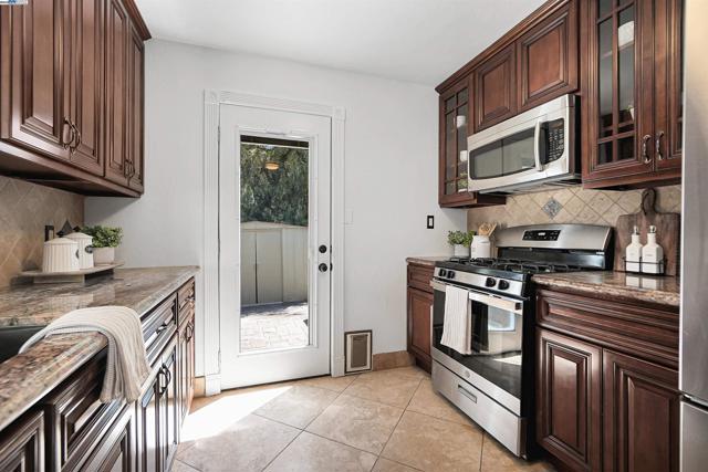 17526 Parker Rd, Castro Valley CA: https://media.crmls.org/mediaz/d12f0354-c3a2-4218-9dfa-bd3483660ebc.jpg