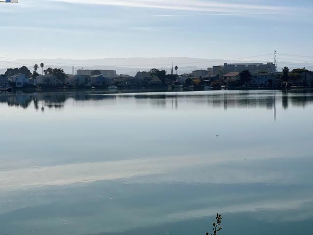 706 Widgeon St, Foster City CA: https://media.crmls.org/mediaz/d12f6dab-b629-409b-a9bd-4a8bb5e0256b.jpg