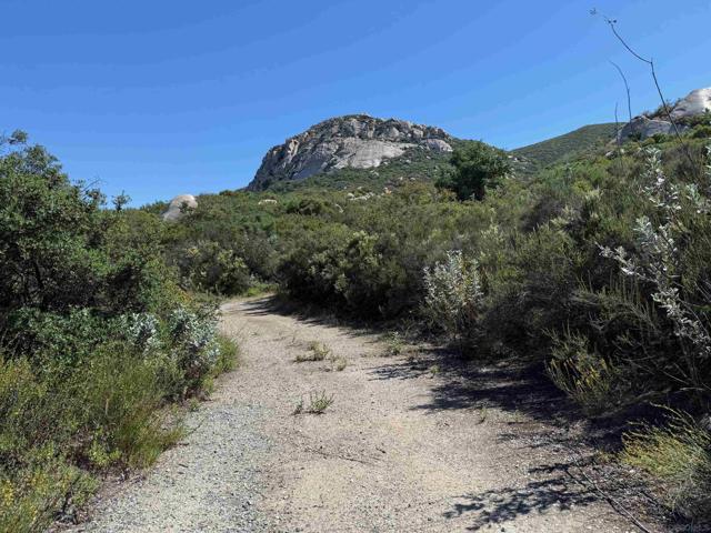 17441 Dos Picos Park Road, Ramona CA: https://media.crmls.org/mediaz/d1308088-e289-476c-8fd3-eade8d44e782.jpg