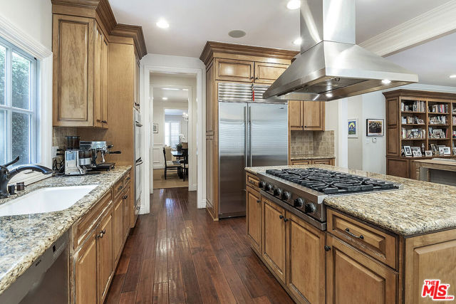 969 S Carmelina Avenue, Los Angeles CA: https://media.crmls.org/mediaz/d1314f81-5f2d-4bfa-933a-7a01bef7313a.jpg