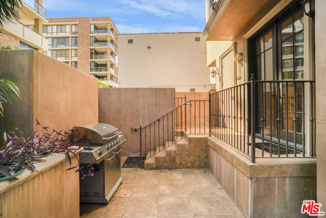 208 S Lasky Drive, Beverly Hills CA: https://media.crmls.org/mediaz/d13199d7-9688-49cd-81ca-0e037ca7e910.jpg