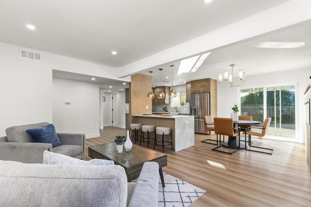 6802 MAURY DR, San Diego CA: https://media.crmls.org/mediaz/d131d77b-6a7b-471b-b88f-e9ccfbfbf71c.jpg