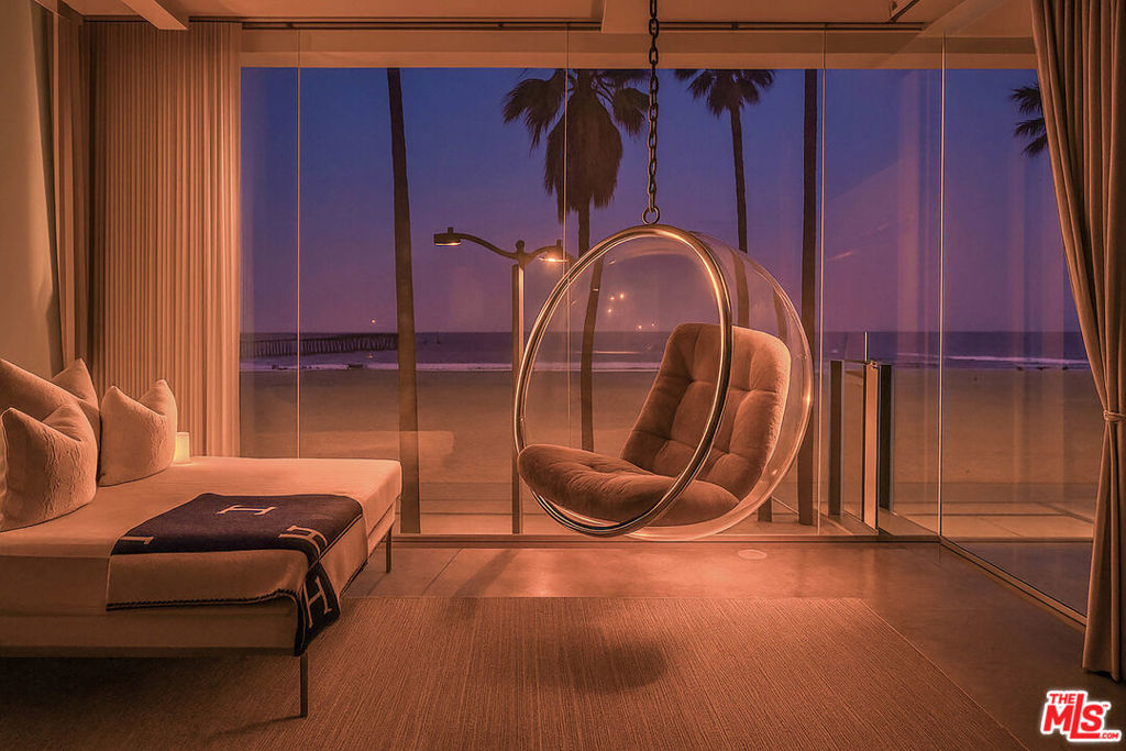 2911 Ocean Front Walk