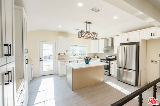 9701 Wheatland Avenue, Sunland CA: https://media.crmls.org/mediaz/d135cc3d-251c-4ed4-bd82-f2d0cf55fa70.jpg