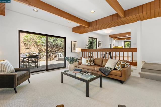 220 Devonshire Ct, Pleasant Hill CA: https://media.crmls.org/mediaz/d135ecb7-af59-4ed2-9b65-2ea733f576c6.jpg