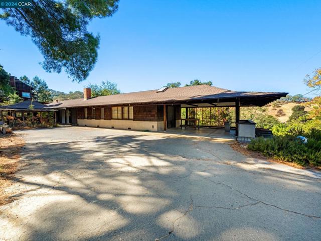 144 Castle Crest Rd, Alamo CA: https://media.crmls.org/mediaz/d136790b-169d-4b07-84e7-dc656fbe5742.jpg