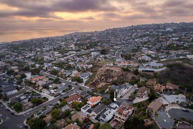 1041 Van Nuys St, San Diego CA: https://media.crmls.org/mediaz/d136d512-b297-40d9-b36b-52f6a4e264b2.jpg