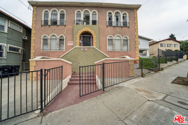 1267 Vin Scully Avenue, Los Angeles CA: https://media.crmls.org/mediaz/d136fb75-52de-4e95-8d73-e6788c33de3e.jpg