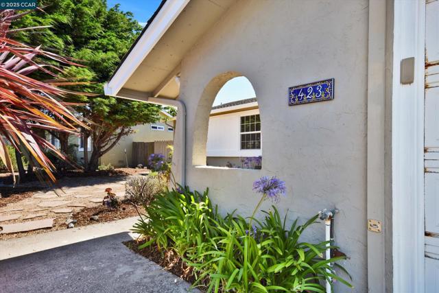423 Casa Del Mar Dr, Half Moon Bay CA: https://media.crmls.org/mediaz/d1370efe-27c1-4610-8582-a8543826cd41.jpg