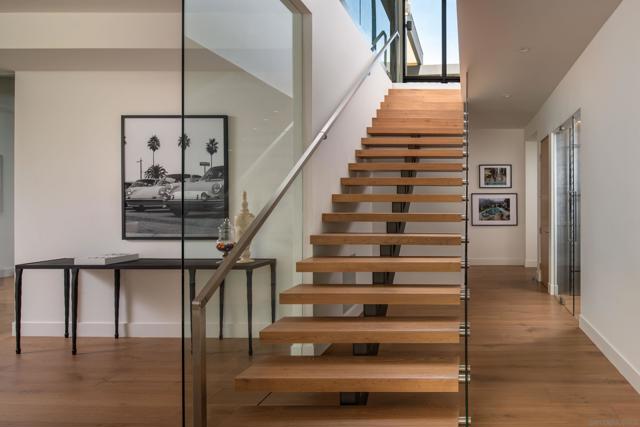 722 Amphitheatre Dr, Del Mar CA: https://media.crmls.org/mediaz/d13827be-e056-483e-a11d-c5e2acac0440.jpg