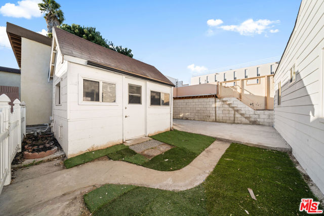 4325 W 58th Place, Los Angeles CA: https://media.crmls.org/mediaz/d13962bb-29e9-4089-af97-8b89e518972d.jpg