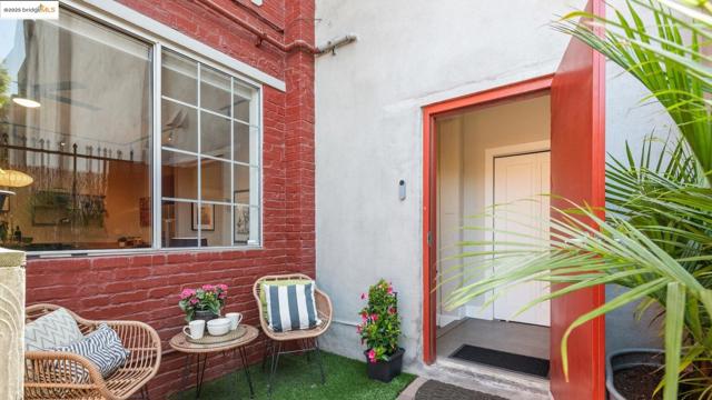 958 28th ST, Oakland CA: https://media.crmls.org/mediaz/d139c2f2-cfa5-48e2-b049-c54227c28b9d.jpg