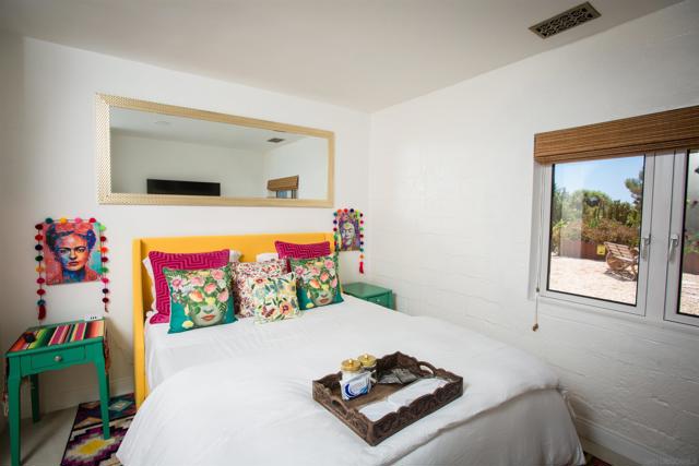 1047 Highland Dr, Del Mar CA: https://media.crmls.org/mediaz/d13a338c-052d-4eaa-8e00-cc12580d2c5e.jpg