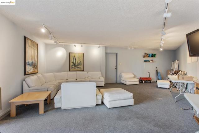 325 Kitty Hawk Rd, Alameda CA: https://media.crmls.org/mediaz/d13b3348-a5c1-432e-ab67-5b4ce2bad1e8.jpg