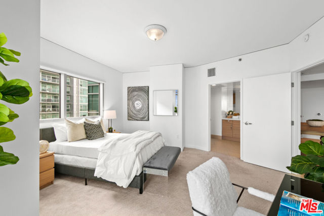 13650 Marina Pointe Drive, Marina del Rey CA: https://media.crmls.org/mediaz/d13b5845-30b4-4bfb-a56c-5d4d16d89a18.jpg