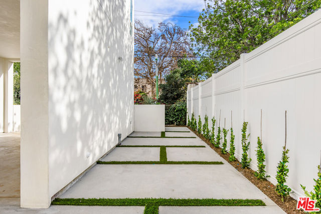 1616 S Sycamore Avenue, Los Angeles CA: https://media.crmls.org/mediaz/d13b85ac-f567-4ea2-874e-f5c3b79692ad.jpg