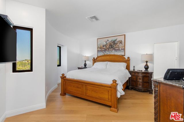 16894 Encino Hills Drive, Encino CA: https://media.crmls.org/mediaz/d13be78b-5da6-413a-908c-a9a95d9e0d24.jpg