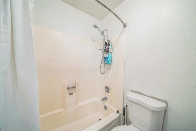 970 Marlin Dr, Vista CA: https://media.crmls.org/mediaz/d13c52d6-1942-4a5f-bd5e-e2049033161c.jpg