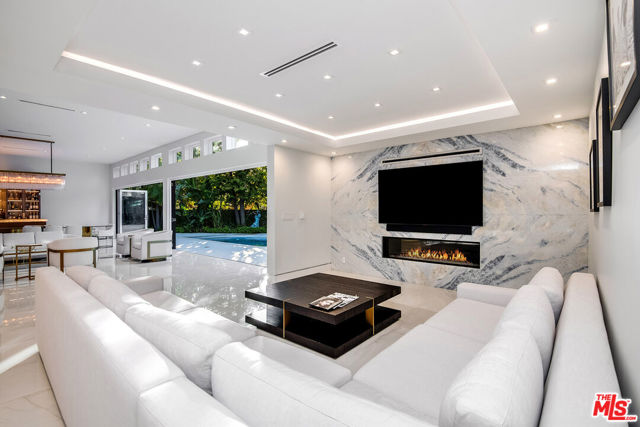 16601 Park Lane Circle, Los Angeles CA: https://media.crmls.org/mediaz/d13dc650-25c9-404e-ab2f-24c91e94dc55.jpg