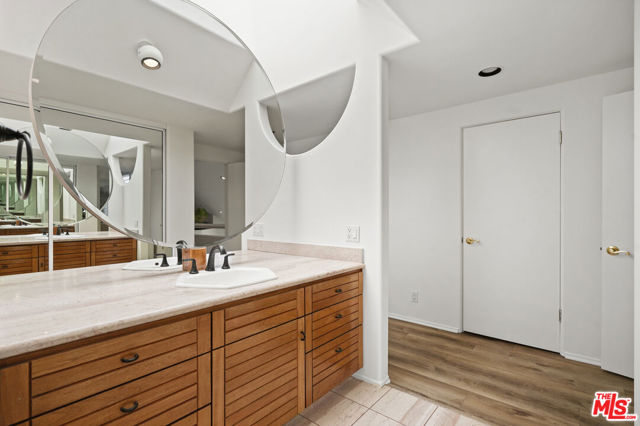 32215 Pacific Coast Highway, Malibu CA: https://media.crmls.org/mediaz/d13e4fee-1f9e-43c2-94c0-d3d54195db98.jpg
