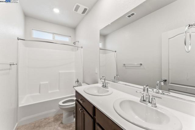 323 Sacramento St, Lathrop CA: https://media.crmls.org/mediaz/d13f7d38-e1bb-4486-812b-33bd98c21729.jpg