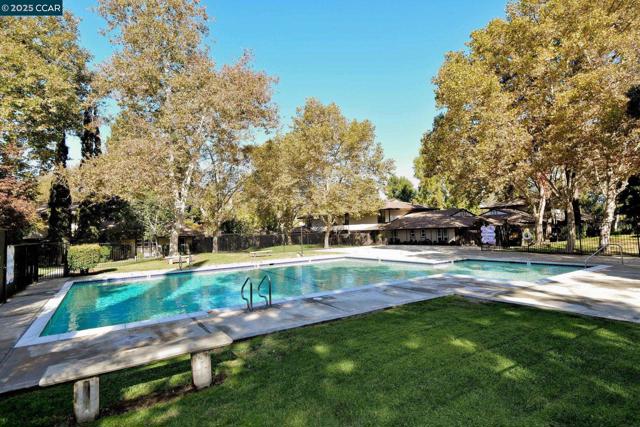 5475 Roundtree Pl, Concord CA: https://media.crmls.org/mediaz/d13fc708-a03e-4528-b23f-6f27f3270a97.jpg