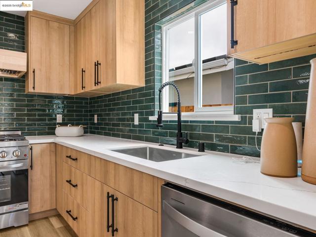 1415 10Th St, Berkeley CA: https://media.crmls.org/mediaz/d1408858-92b5-4629-bffa-5e0edf2ce59e.jpg