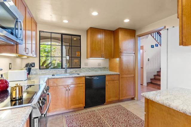 35 Leonard Ct, Alameda CA: https://media.crmls.org/mediaz/d140a354-2300-49b6-9cbe-80c7c470cddf.jpg