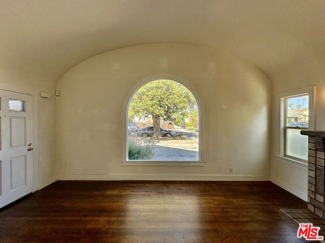 2941 9th Avenue, Los Angeles CA: https://media.crmls.org/mediaz/d141cdf3-4325-4bd3-97d7-47f7aa217158.jpg