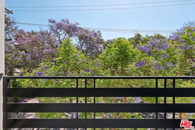 2111 1/2 Holly Drive, Los Angeles CA: https://media.crmls.org/mediaz/d143c3bf-2306-4b77-b412-e28cb3e5bc47.jpg