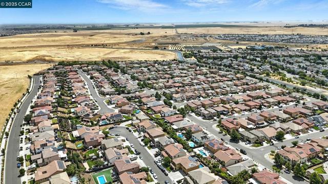 2433 Sanders Ln, Fairfield CA: https://media.crmls.org/mediaz/d1448c03-bb5f-4c3b-be07-636b2711fed8.jpg