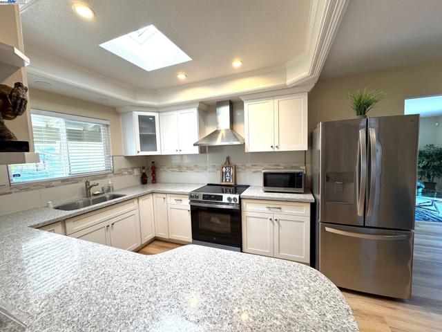 34288 Torrington Pl, Fremont CA: https://media.crmls.org/mediaz/d144b302-380a-464c-877e-177847f16fa0.jpg