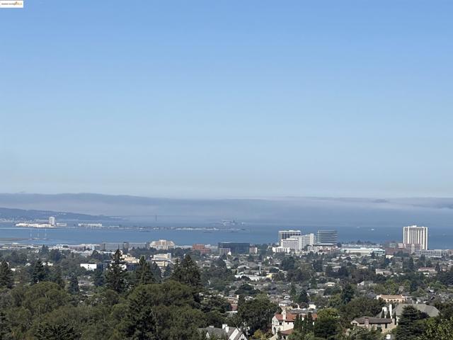 82 Wilding Ln, Oakland CA: https://media.crmls.org/mediaz/d145a445-eb04-4b55-8996-7b7e0c57f6ba.jpg