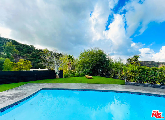 4327 Cezanne Avenue, Woodland Hills CA: https://media.crmls.org/mediaz/d145f97c-2e34-4911-bda3-d29f5461d80f.jpg