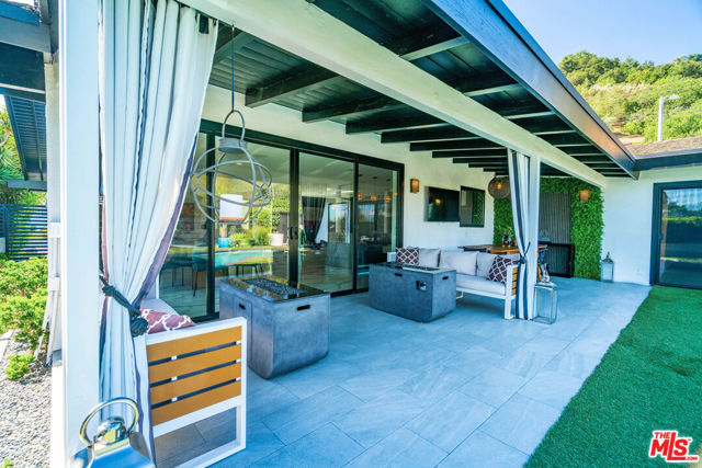 3001 Dona Nenita Place, Studio City CA: https://media.crmls.org/mediaz/d14614da-11c2-4a5c-80e5-76003ed435a9.jpg