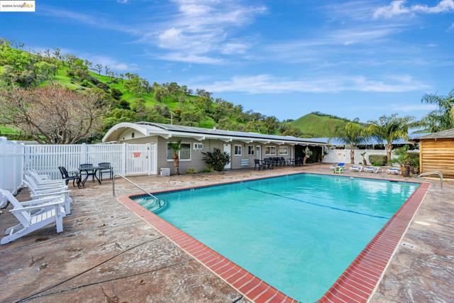 16711 Marsh Creek Rd, Clayton CA: https://media.crmls.org/mediaz/d14666a4-9019-4e43-8394-811c1e56f64b.jpg