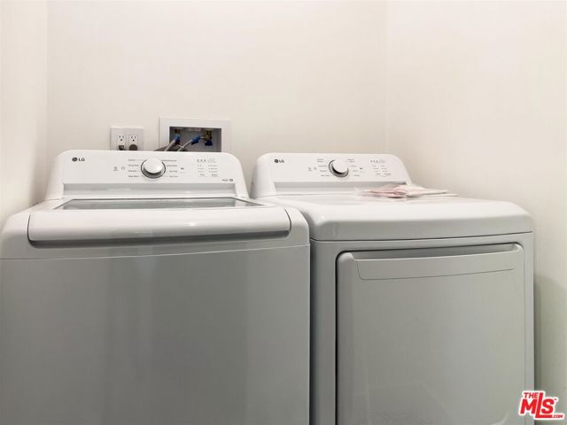 2817 1/2 S Redondo Boulevard, Los Angeles CA: https://media.crmls.org/mediaz/d146e323-23f9-44e5-9fd8-1c543e5d1258.jpg
